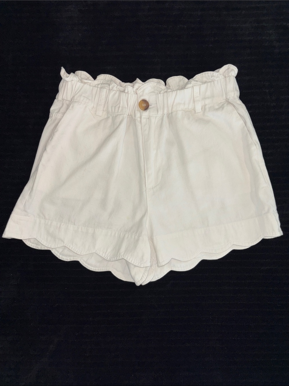 Women’s Sz M Denim Scallop-Hem/Waist Cream Shorts with 2 front pockets